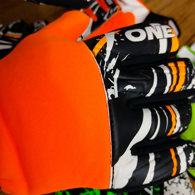 دستکش دروازه بانی طرح کورتوا سایز 5 و 7