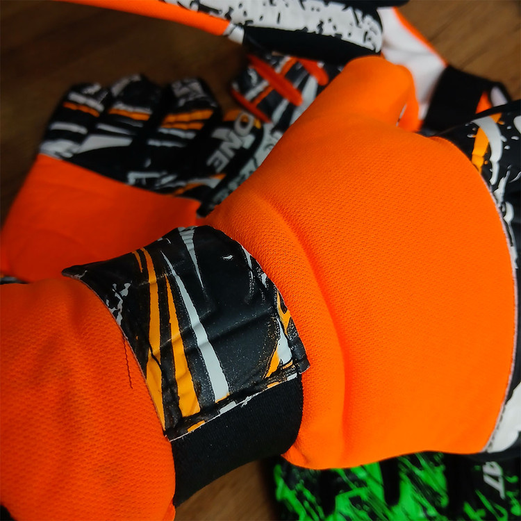 دستکش دروازه بانی طرح کورتوا سایز 5 و 7