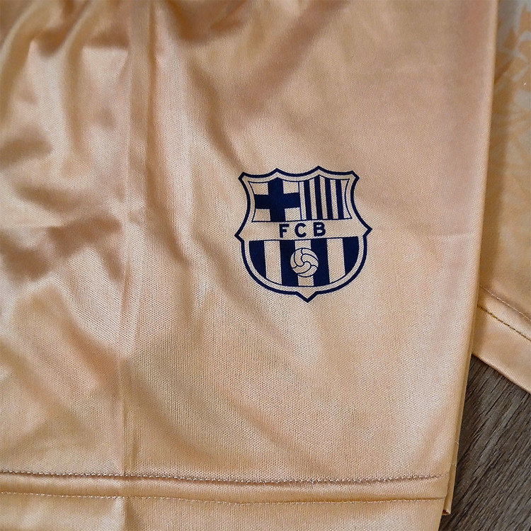 ست فوتبالی پسرانه بارسلونا طرح دراگون طلایی طرح 2026 یامال